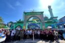 Bupati Pamekasan KH. Kholilurrahman didampingi Wakil Bupati H. Sukriyanto serta jajaran forkopimda melepas rombongan calo jamaah haji di depan Masjid Agung Asy-Syuhada. (LAILIYATUN NURIYAH / KLIKMADURA)