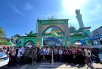 Bupati Pamekasan KH. Kholilurrahman didampingi Wakil Bupati H. Sukriyanto serta jajaran forkopimda melepas rombongan calo jamaah haji di depan Masjid Agung Asy-Syuhada. (LAILIYATUN NURIYAH / KLIKMADURA)