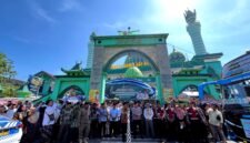 Bupati Pamekasan KH. Kholilurrahman didampingi Wakil Bupati H. Sukriyanto serta jajaran forkopimda melepas rombongan calo jamaah haji di depan Masjid Agung Asy-Syuhada. (LAILIYATUN NURIYAH / KLIKMADURA)