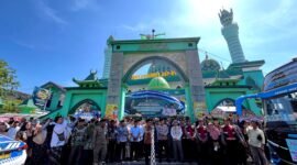 Bupati Pamekasan KH. Kholilurrahman didampingi Wakil Bupati H. Sukriyanto serta jajaran forkopimda melepas rombongan calo jamaah haji di depan Masjid Agung Asy-Syuhada. (LAILIYATUN NURIYAH / KLIKMADURA)