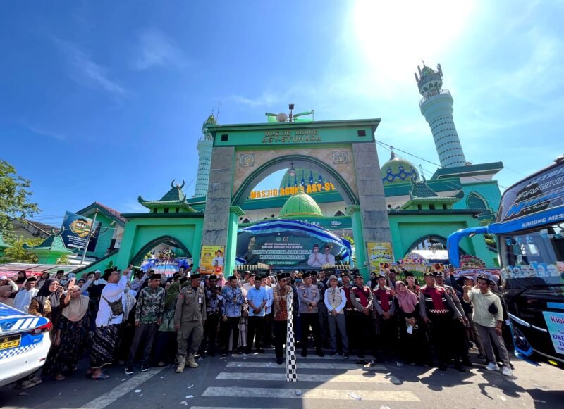 Bupati Pamekasan KH. Kholilurrahman didampingi Wakil Bupati H. Sukriyanto serta jajaran forkopimda melepas rombongan calo jamaah haji di depan Masjid Agung Asy-Syuhada. (LAILIYATUN NURIYAH / KLIKMADURA)