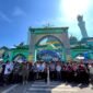Bupati Pamekasan KH. Kholilurrahman didampingi Wakil Bupati H. Sukriyanto serta jajaran forkopimda melepas rombongan calo jamaah haji di depan Masjid Agung Asy-Syuhada. (LAILIYATUN NURIYAH / KLIKMADURA)