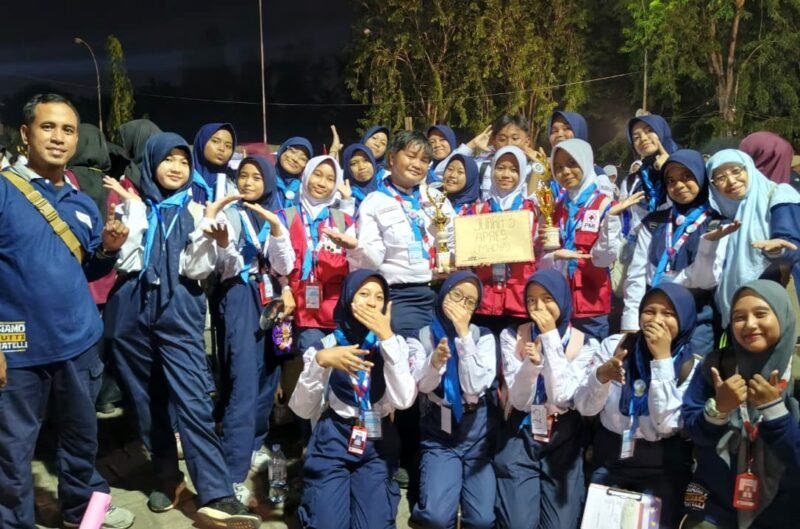 Tim PMR PMI Unit MTsN Bangkalan foto bersama usai borong prestasi. (ISTIMEWA)