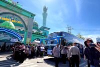 Jamaah haji Kabupaten Pamekasan sudah berada di dalam bus menuju Asrama Haji Surabaya (LAILIYATUN NURIYAH/KLIK MADURA).