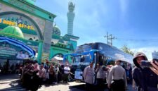 Jamaah haji Kabupaten Pamekasan sudah berada di dalam bus menuju Asrama Haji Surabaya (LAILIYATUN NURIYAH/KLIK MADURA).