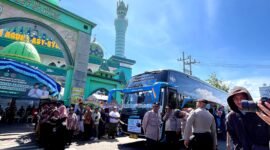 Jamaah haji Kabupaten Pamekasan sudah berada di dalam bus menuju Asrama Haji Surabaya (LAILIYATUN NURIYAH/KLIK MADURA).
