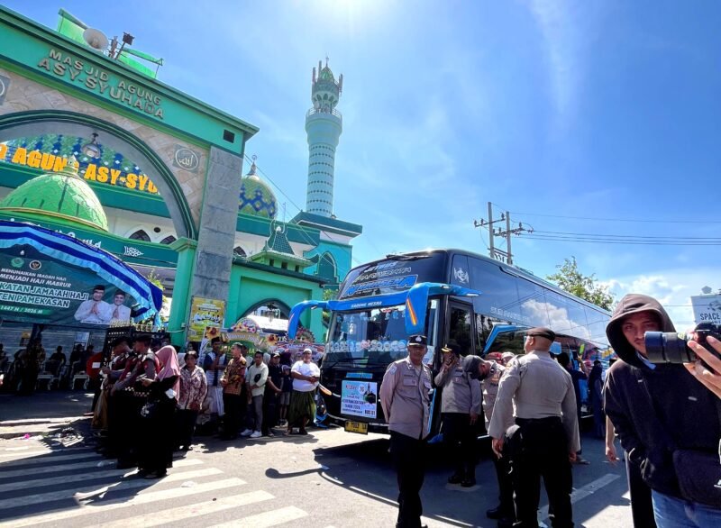 Jamaah haji Kabupaten Pamekasan sudah berada di dalam bus menuju Asrama Haji Surabaya (LAILIYATUN NURIYAH/KLIK MADURA).