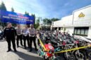 Kasatlantas Polres Pamekasan AKP Eddy Sugiantoro menunjukkan ratusan motor yang berhasil diamankan di halaman Mapolres Pamekasan. (MOH. IQBALUL KHAVEI MZ / KLIKMADURA)