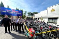 Kasatlantas Polres Pamekasan AKP Eddy Sugiantoro menunjukkan ratusan motor yang berhasil diamankan di halaman Mapolres Pamekasan. (MOH. IQBALUL KHAVEI MZ / KLIKMADURA)