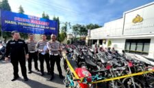 Kasatlantas Polres Pamekasan AKP Eddy Sugiantoro menunjukkan ratusan motor yang berhasil diamankan di halaman Mapolres Pamekasan. (MOH. IQBALUL KHAVEI MZ / KLIKMADURA)