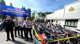 Kasatlantas Polres Pamekasan AKP Eddy Sugiantoro menunjukkan ratusan motor yang berhasil diamankan di halaman Mapolres Pamekasan. (MOH. IQBALUL KHAVEI MZ / KLIKMADURA)