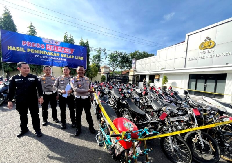 Kasatlantas Polres Pamekasan AKP Eddy Sugiantoro menunjukkan ratusan motor yang berhasil diamankan di halaman Mapolres Pamekasan. (MOH. IQBALUL KHAVEI MZ / KLIKMADURA)