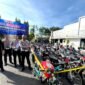 Kasatlantas Polres Pamekasan AKP Eddy Sugiantoro menunjukkan ratusan motor yang berhasil diamankan di halaman Mapolres Pamekasan. (MOH. IQBALUL KHAVEI MZ / KLIKMADURA)