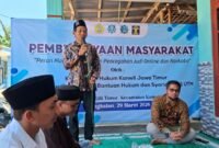 Tim PSBH Universitas Trunojoyo Madura (UTM) saat menyampaikan materi tentang hukum di Desa Gili Timur, Kecamatan Kamal, Bangkalan. (NUR FITRIA / KLIKMADURA)