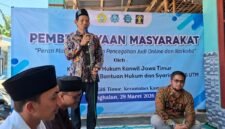 Tim PSBH Universitas Trunojoyo Madura (UTM) saat menyampaikan materi tentang hukum di Desa Gili Timur, Kecamatan Kamal, Bangkalan. (NUR FITRIA / KLIKMADURA)
