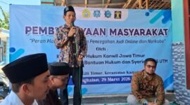 Tim PSBH Universitas Trunojoyo Madura (UTM) saat menyampaikan materi tentang hukum di Desa Gili Timur, Kecamatan Kamal, Bangkalan. (NUR FITRIA / KLIKMADURA)