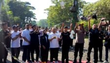 Civitas akademik FKIP UTM saat launching rangkaian dies natalis. (ISTIMEWA)