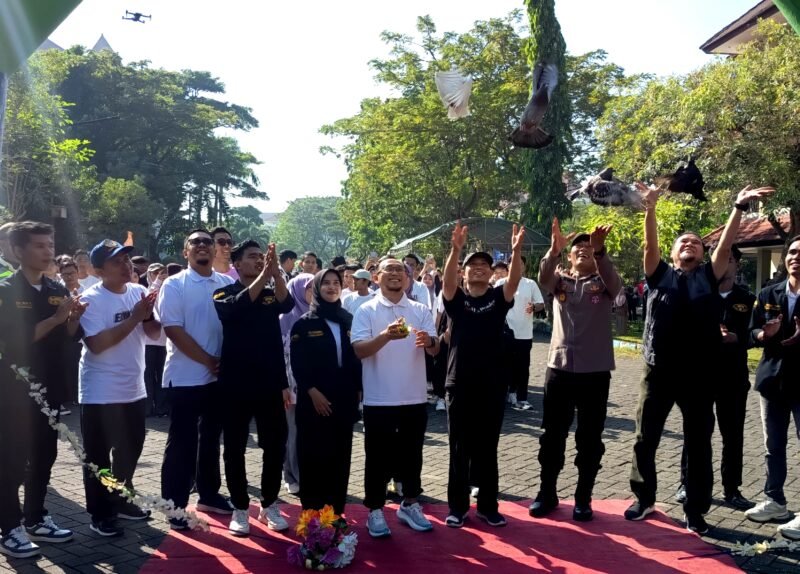Civitas akademik FKIP UTM saat launching rangkaian dies natalis. (ISTIMEWA)
