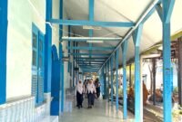 Sejumlah murid SMPN 1 Pamekasan menuju ruang kelas masing-masing beberapa waktu lalu. (LAILIYATUN NURIYAH/KLIK MADURA).