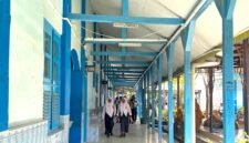 Sejumlah murid SMPN 1 Pamekasan menuju ruang kelas masing-masing beberapa waktu lalu. (LAILIYATUN NURIYAH/KLIK MADURA).