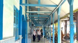 Sejumlah murid SMPN 1 Pamekasan menuju ruang kelas masing-masing beberapa waktu lalu. (LAILIYATUN NURIYAH/KLIK MADURA).
