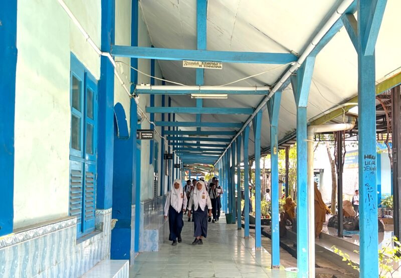 Sejumlah murid SMPN 1 Pamekasan menuju ruang kelas masing-masing beberapa waktu lalu. (LAILIYATUN NURIYAH/KLIK MADURA).