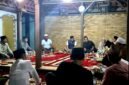 Ketua Satgas MBG Pamekasan, H. Sukriyanto berbincang dengan para pengurus PMMKP di Desa Mapper, Kecamatan Proppo, Pamekasan. (ISTIMEWA)