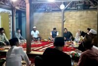 Ketua Satgas MBG Pamekasan, H. Sukriyanto berbincang dengan para pengurus PMMKP di Desa Mapper, Kecamatan Proppo, Pamekasan. (ISTIMEWA)