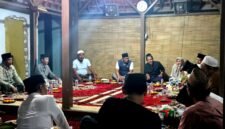 Ketua Satgas MBG Pamekasan, H. Sukriyanto berbincang dengan para pengurus PMMKP di Desa Mapper, Kecamatan Proppo, Pamekasan. (ISTIMEWA)