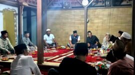 Ketua Satgas MBG Pamekasan, H. Sukriyanto berbincang dengan para pengurus PMMKP di Desa Mapper, Kecamatan Proppo, Pamekasan. (ISTIMEWA)