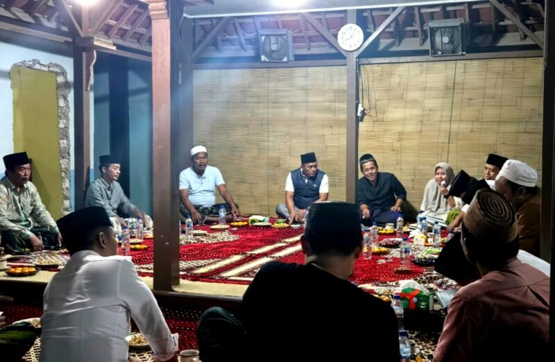 Ketua Satgas MBG Pamekasan, H. Sukriyanto berbincang dengan para pengurus PMMKP di Desa Mapper, Kecamatan Proppo, Pamekasan. (ISTIMEWA)