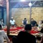 Ketua Satgas MBG Pamekasan, H. Sukriyanto berbincang dengan para pengurus PMMKP di Desa Mapper, Kecamatan Proppo, Pamekasan. (ISTIMEWA)