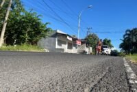 Pengendara melintas di Jalan Raya Panglegur Cegug, Kecamatan Tlanakan, Pamekasan. (MOH. IQBALUL KHAVEI MZ / KLIKMADURA)