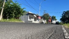 Pengendara melintas di Jalan Raya Panglegur Cegug, Kecamatan Tlanakan, Pamekasan. (MOH. IQBALUL KHAVEI MZ / KLIKMADURA)