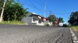 Pengendara melintas di Jalan Raya Panglegur Cegug, Kecamatan Tlanakan, Pamekasan. (MOH. IQBALUL KHAVEI MZ / KLIKMADURA)