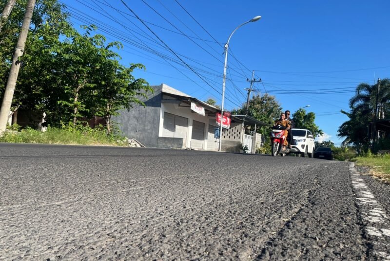 Pengendara melintas di Jalan Raya Panglegur Cegug, Kecamatan Tlanakan, Pamekasan. (MOH. IQBALUL KHAVEI MZ / KLIKMADURA)