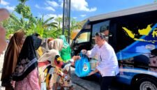 Petugas Imigrasi Pamekasan, saat memberikan sembaok kepada warga Dusun Glagga, Desa Panglegur, Kecamatan Pamekasan, Rabu (13/5/2026).