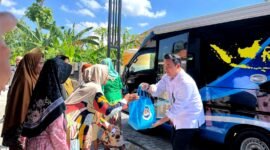 Petugas Imigrasi Pamekasan, saat memberikan sembaok kepada warga Dusun Glagga, Desa Panglegur, Kecamatan Pamekasan, Rabu (13/5/2026).