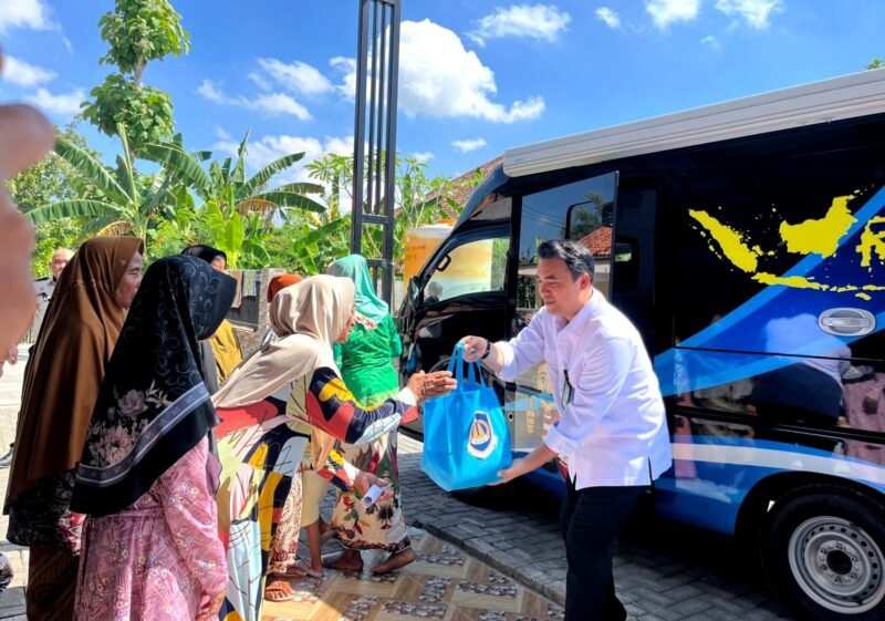 Petugas Imigrasi Pamekasan, saat memberikan sembaok kepada warga Dusun Glagga, Desa Panglegur, Kecamatan Pamekasan, Rabu (13/5/2026).