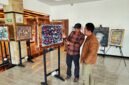 BH. Riyanto menjelaskan makna dan filosofi salah satu lukisan kepada Pemred Klik Madira, Prengki Wirananda di Hotel Odaita, Pamekasan. (ISTIMEWA)