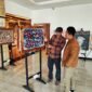 BH. Riyanto menjelaskan makna dan filosofi salah satu lukisan kepada Pemred Klik Madira, Prengki Wirananda di Hotel Odaita, Pamekasan. (ISTIMEWA)