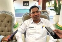 Pelaksana Tugas (Plt) Kepala DKPP Pamekasan, Almara Sugandi saat diwawancara sejumlah awak media. (MOH. IQBALUL KUAVEI MZ / KLIKMADURA)