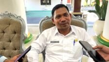 Pelaksana Tugas (Plt) Kepala DKPP Pamekasan, Almara Sugandi saat diwawancara sejumlah awak media. (MOH. IQBALUL KUAVEI MZ / KLIKMADURA)