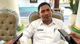 Pelaksana Tugas (Plt) Kepala DKPP Pamekasan, Almara Sugandi saat diwawancara sejumlah awak media. (MOH. IQBALUL KUAVEI MZ / KLIKMADURA)