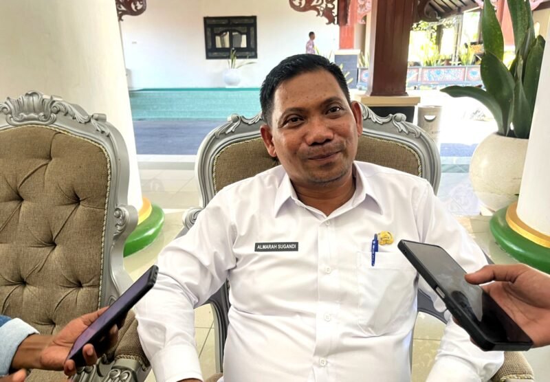 Pelaksana Tugas (Plt) Kepala DKPP Pamekasan, Almara Sugandi saat diwawancara sejumlah awak media. (MOH. IQBALUL KUAVEI MZ / KLIKMADURA)