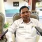 Pelaksana Tugas (Plt) Kepala DKPP Pamekasan, Almara Sugandi saat diwawancara sejumlah awak media. (MOH. IQBALUL KUAVEI MZ / KLIKMADURA)