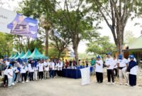 Rektor Universitas Madura (Unira) Dr. Drs. Ec. Ghazali, MM didampingi Wakil Rektor I, Wakil Rektor II dan Wakil Rektor III membuka kegiatan jalan sehat dan festival rujak corek dalam rangka Dies Natalis ke-48 Unira (LAILIYATUN NURIYAH/KLIK MADURA).