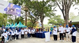 Rektor Universitas Madura (Unira) Dr. Drs. Ec. Ghazali, MM didampingi Wakil Rektor I, Wakil Rektor II dan Wakil Rektor III membuka kegiatan jalan sehat dan festival rujak corek dalam rangka Dies Natalis ke-48 Unira (LAILIYATUN NURIYAH/KLIK MADURA).