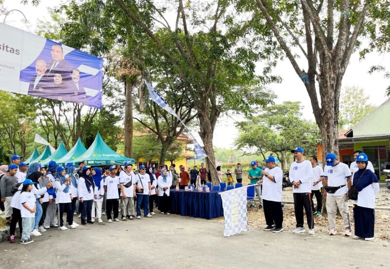 Rektor Universitas Madura (Unira) Dr. Drs. Ec. Ghazali, MM didampingi Wakil Rektor I, Wakil Rektor II dan Wakil Rektor III membuka kegiatan jalan sehat dan festival rujak corek dalam rangka Dies Natalis ke-48 Unira (LAILIYATUN NURIYAH/KLIK MADURA).