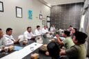 Rombongan Lakpesdam PCNU Sumenep berdiskusi dengan tim PLN UP3 Madura terkait percepatan pembangunan PLTMG di Madura, Senin (18/5/2026) (ISTIMEWA).
